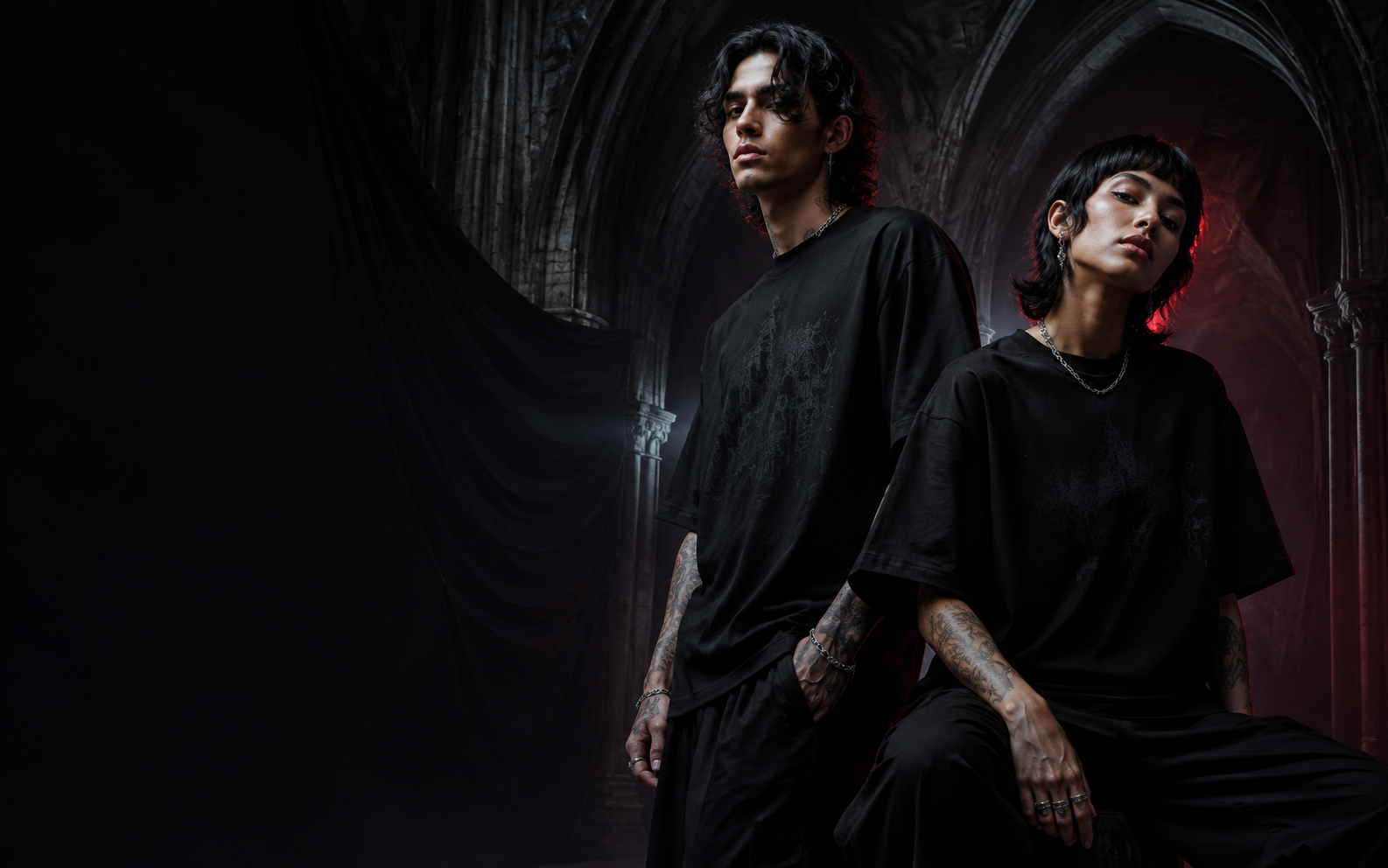 Dois modelos usando camisetas pretas em cenário gótico